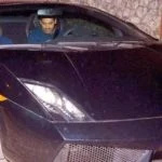   Джон Абрахам в своей машине Lamborghini Gallardo