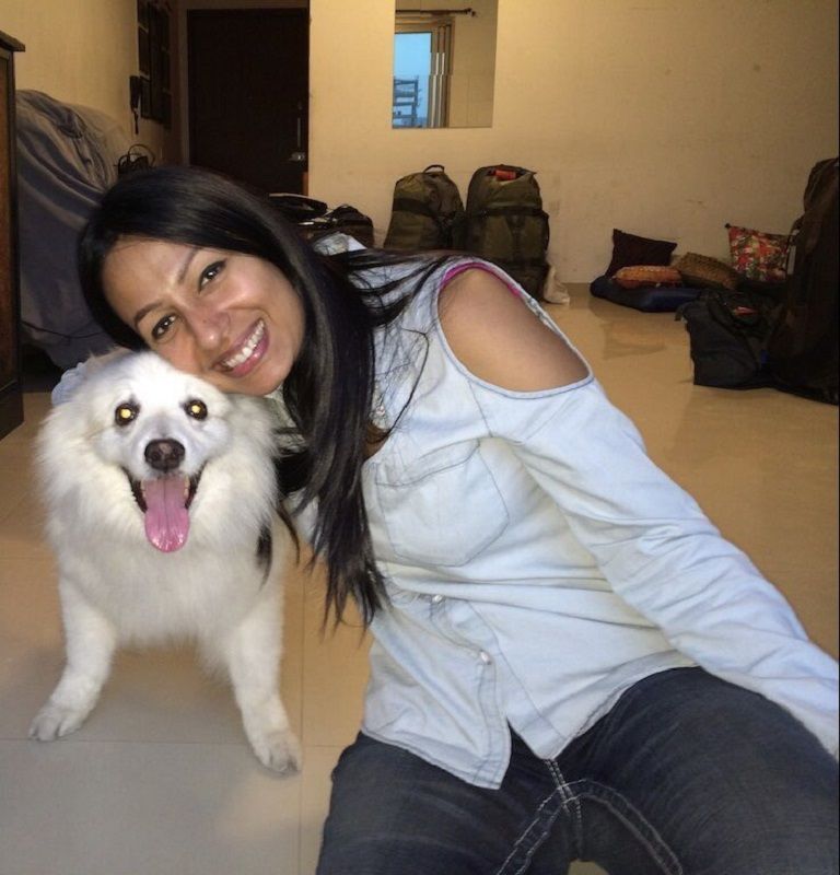 Кашмера Шах с домашното си куче
