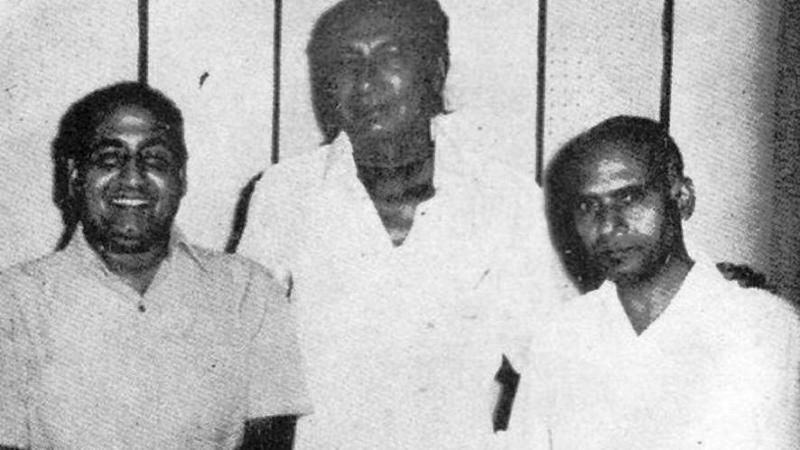 Khayyam (vpravo) so Sahirom Ludhianvi (v strede) a Mohammed Rafi (vľavo)
