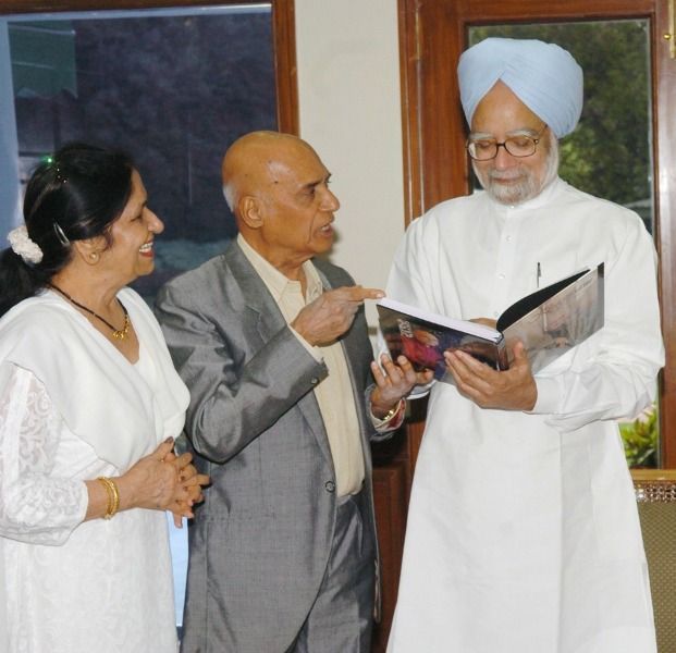 Khayyam và vợ Jagjit Kaur với Manmohan Singh