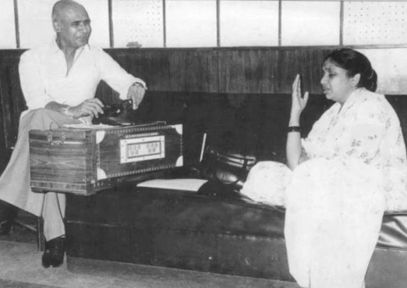 Khayyam grabando con Asha Bhosle