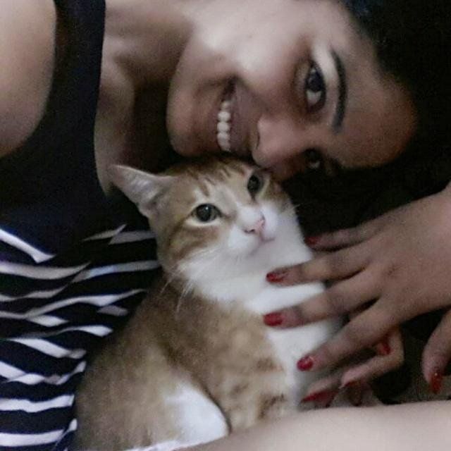 Pooja Sawant с домашната си котка