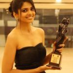 Pooja Sawant с наградата си за Dadasaheb Phalke Excellence за филма Lapachhapi (2017)