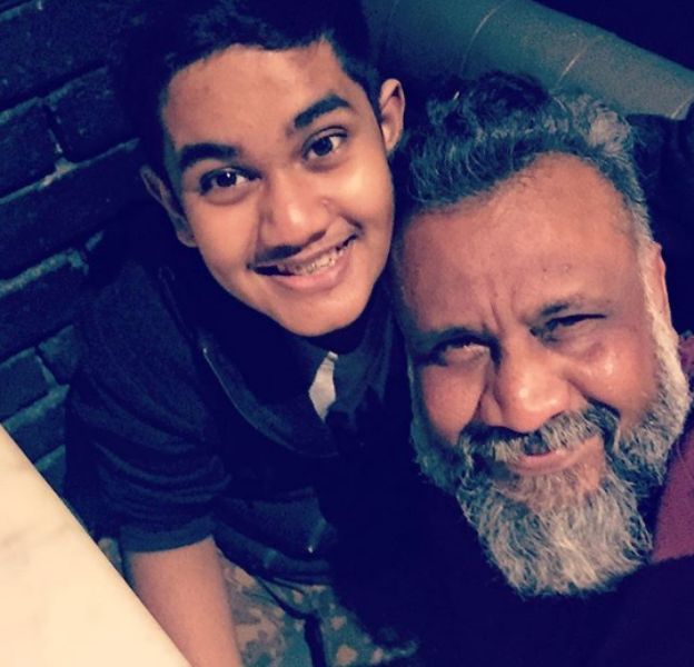 Anubhav Sinha poikansa kanssa