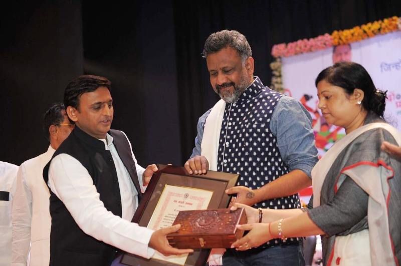 Anubhav Sinha sai Yash Bharti -palkinnon Akhilesh Yadavilta