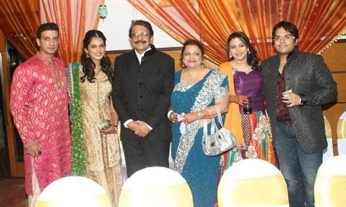 Isha Koppikar com a família dela