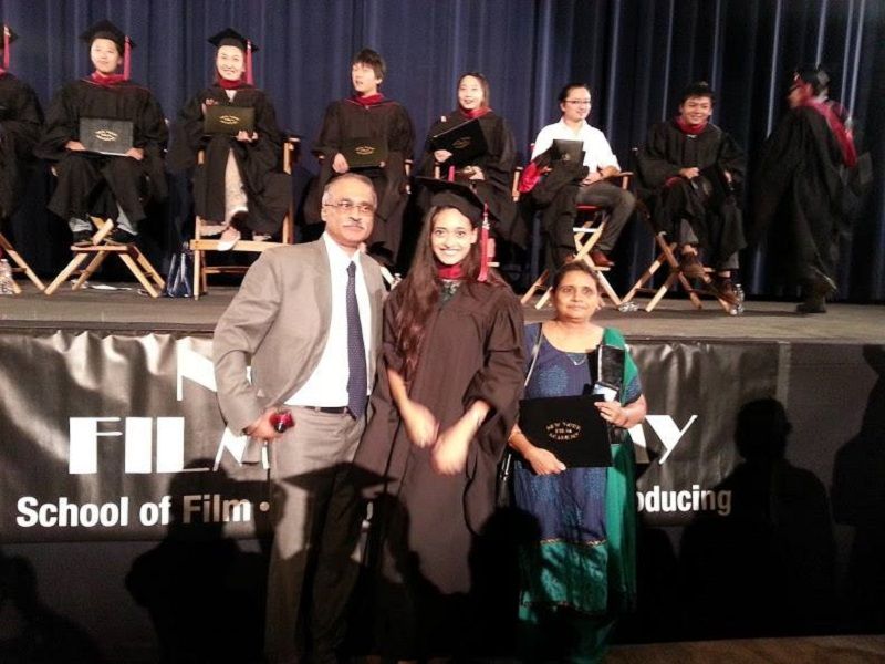 Anvita Sudarshan avec ses parents à sa remise des diplômes