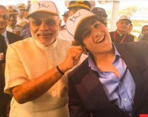 インドのナレンドラ・モディ首相と軽い瞬間を共有するアーラブ
