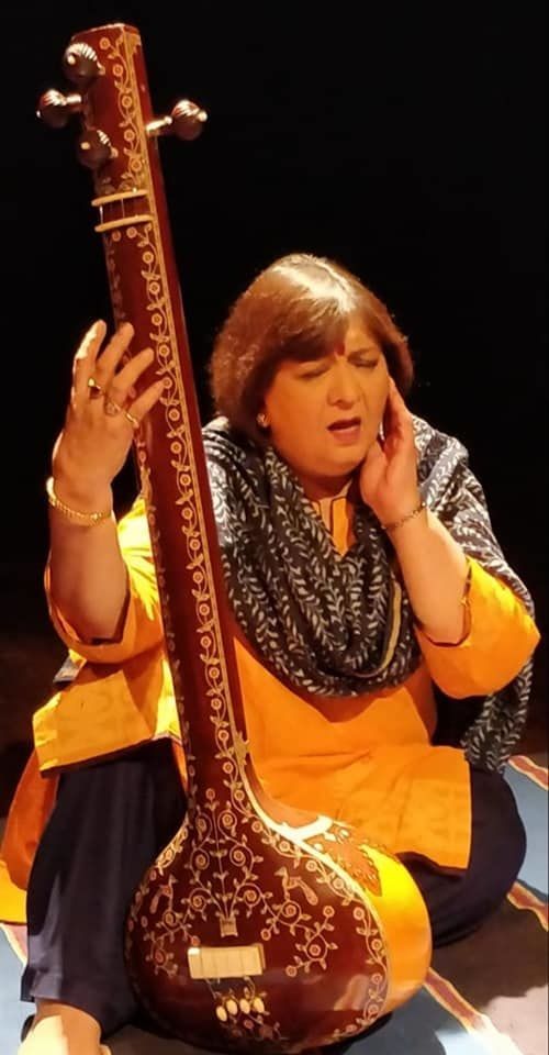 Bharati Achrekar v glasbenem dogodku