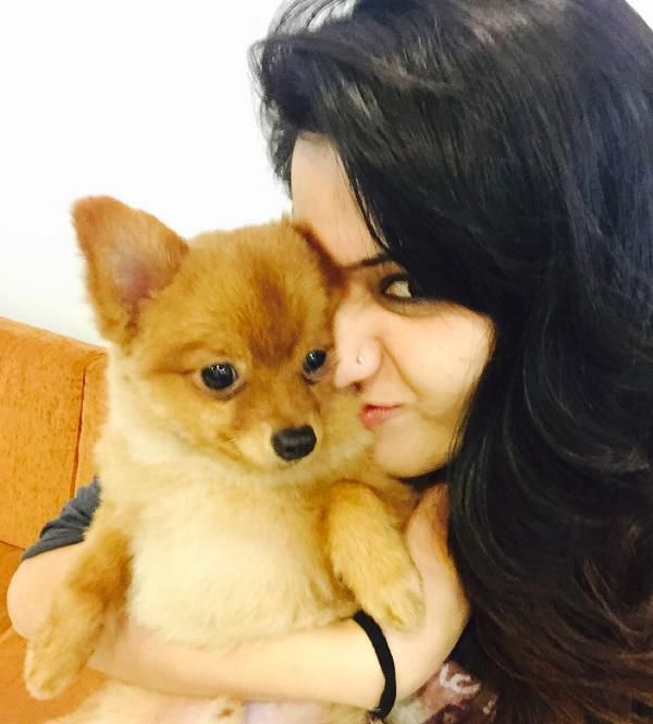 Isha Rikhi con su mascota