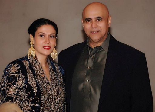 Puneet Issar với vợ