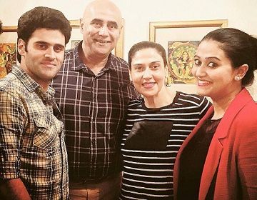 Puneet Issar com sua esposa, filho e filha