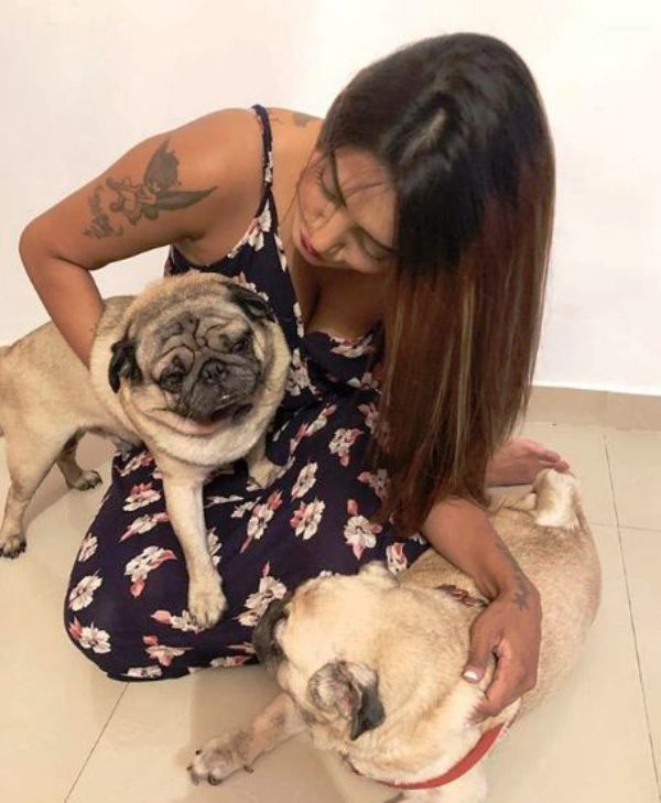 Twinkle Kapoor mit ihren Hunden