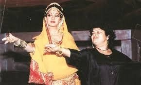   Saroj Khan lærer dansetrinn til Sridevi