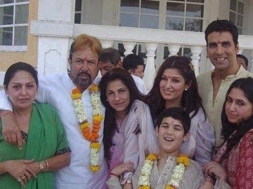   Anju Mahendru s Rajeshom Khannom i njegovom obitelji