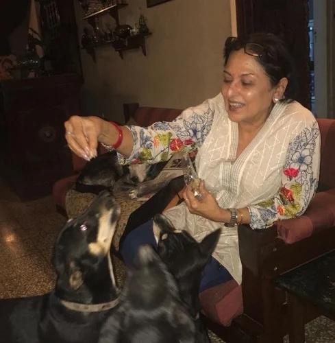   Anju Mahendru sa svojim psima ljubimcima