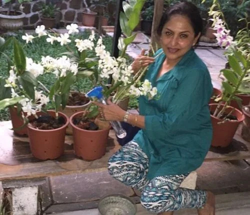   Anju Mahendru u svom vrtu