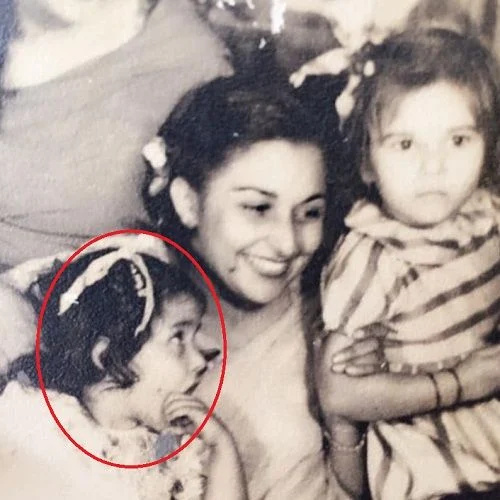  Anju Mahendra's childhood picture with her mother and sister