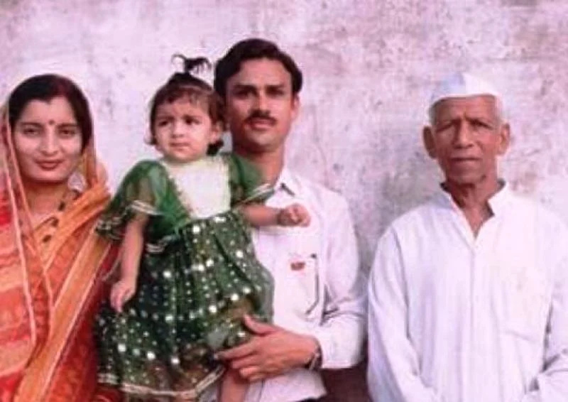   अपने परिवार के साथ अन्वेशी जैन की बचपन की तस्वीर
