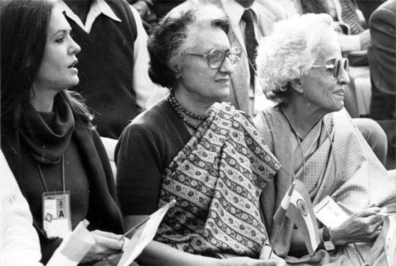 Теји Бацхцхан (екстремно десно) Са Индиром Гандхи и Сониа Гандхи (крајње лево)