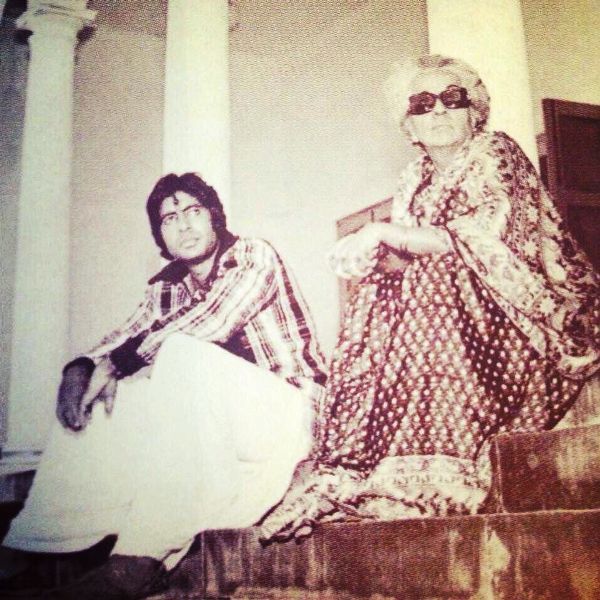 Teji Bachchan e Amitabh Bachchan sobre o local de filmagem de um filme