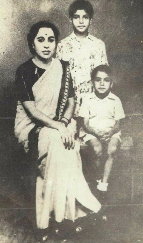 Una foto antigua de Teji Bachchan con sus hijos Amitabh y Ajitabh