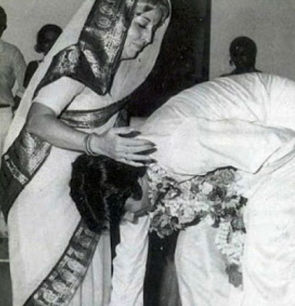 Amitabh Bachchan tražeći blagoslov od svoje majke Teji Bachchan
