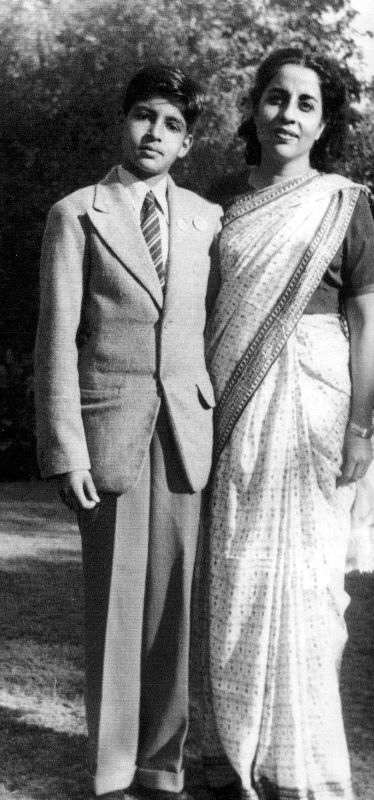 Ett gammalt foto av Teji Bachchan med Amitabh Bachchan