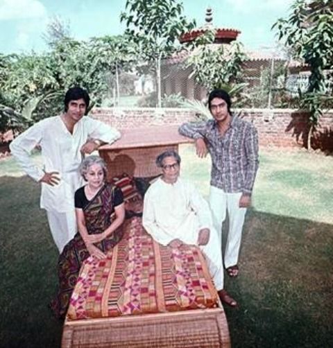 Teji Bachchan com seu marido e filhos