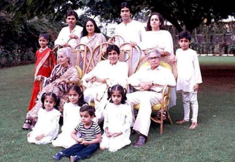Een oude foto van de familie Bachchan