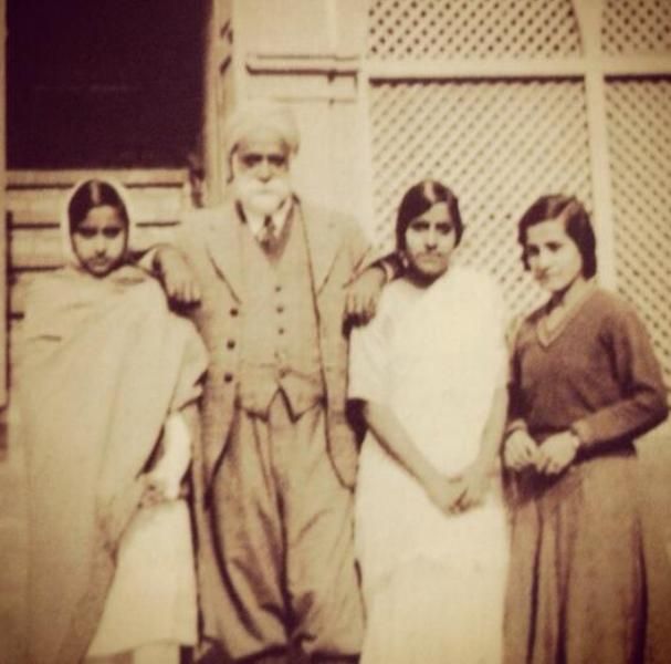 Teji Bachchan (2e van rechts) met haar vader Khazan Singh Suri