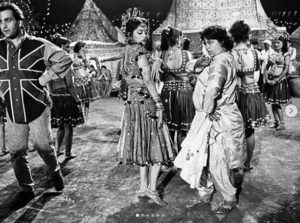 Saroj Khan opettaa tanssia Madhuri Dixitille