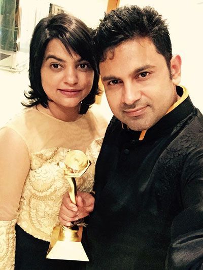 Manoj Muntashir med sin kone