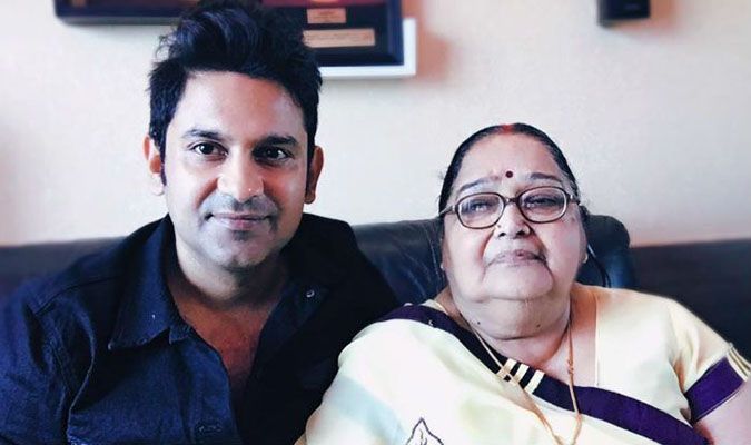 Manoj Muntashir met zijn moeder