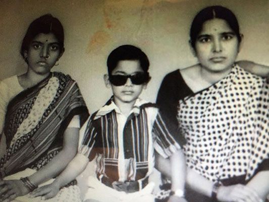 Foto da infância de Manoj Muntashir com sua mãe