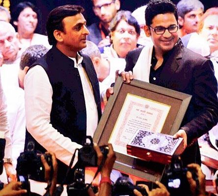 Manoj Muntashir Menerima Anugerah Yash Bharti