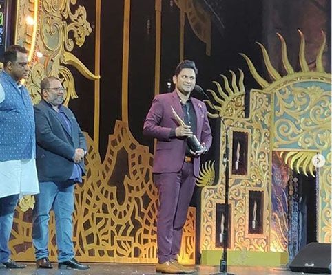 Manoj Muntashir med sine IIFA Awards