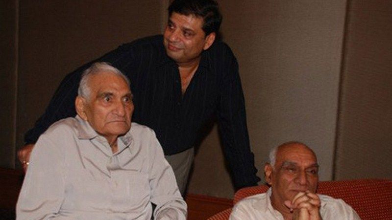 Ravi Chopra (debout) avec B.R. Chopra et Yash Raj Chopra