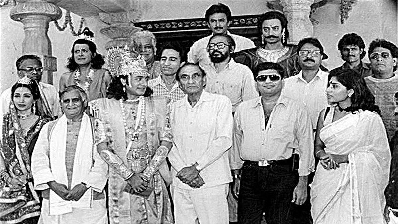 Vieille photo de Ravi Chopra avec B.R. Chopra sur le tournage de Mahabharat