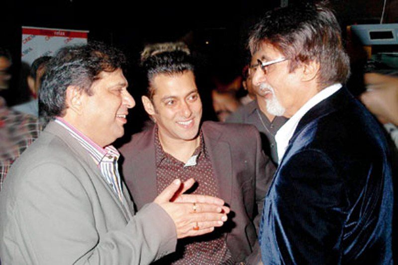 Ravi Chopra com Salman Khan e Amitabh Bachchan durante a promoção de Baghban