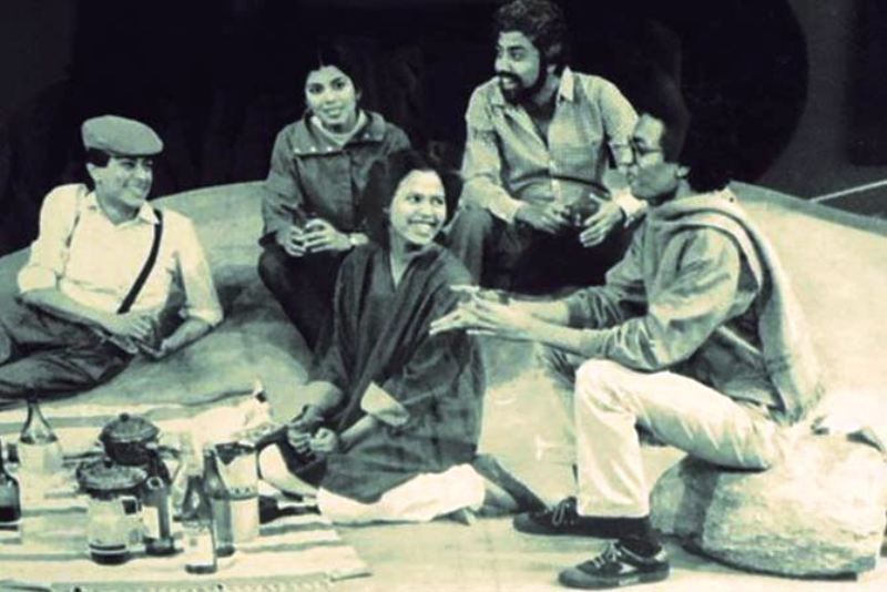 Irrfan Khan (ekstremno desno) sa Sutapom Sikdarom (u sredini) i Mitom Vašisht