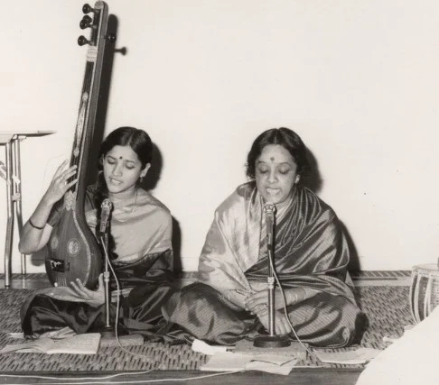   Viji Subramaniam ร้องเพลงกับแม่ของเธอระหว่างการแสดงดนตรีสด