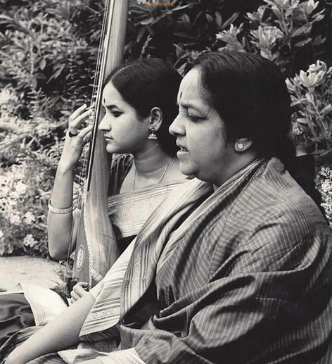   Viji Subramaniam ขณะเล่น tambura และแม่ของเธอร้องเพลง