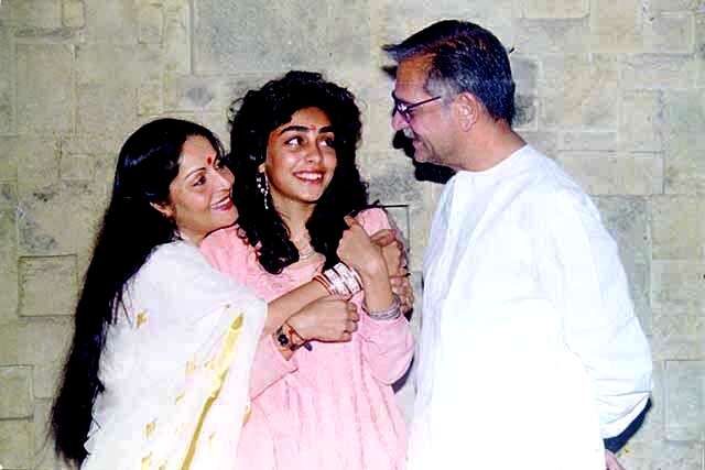 Meghna Gulzar (Mitte) mit ihrem Vater Gulzar und ihrer Mutter Rakhee