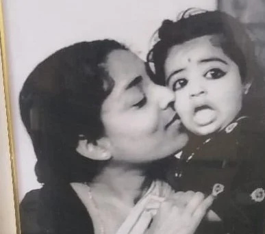   Et barndomsbilde av Sonali Chakraborty med moren