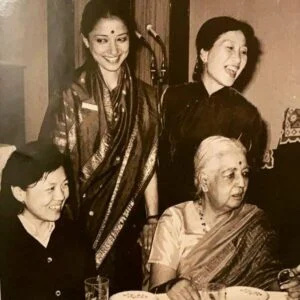   Leela Samson med Rukmini Devi Arundale mens han turnerte i Kina