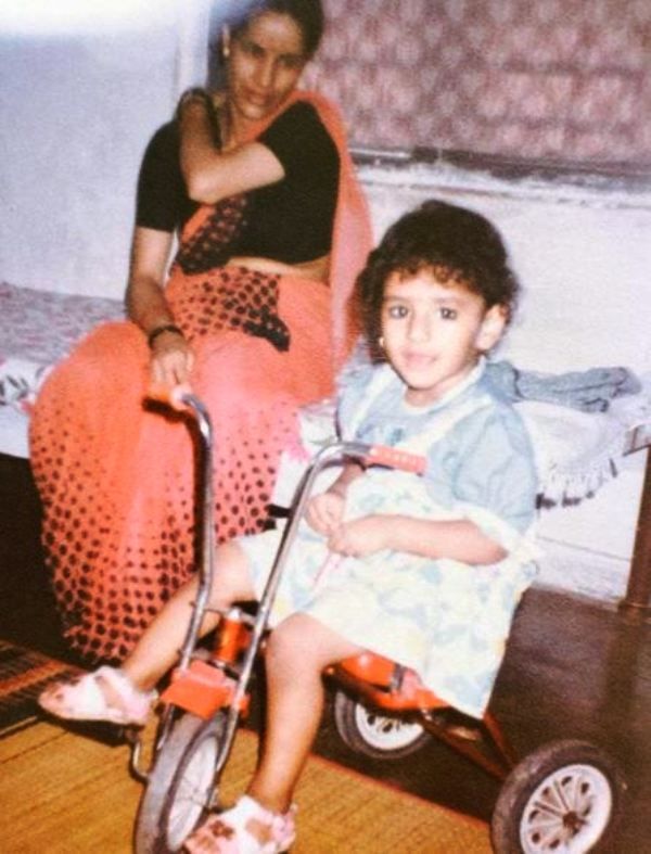 Lapsuuden kuva Khushboo Upadhyaystä äitinsä kanssa