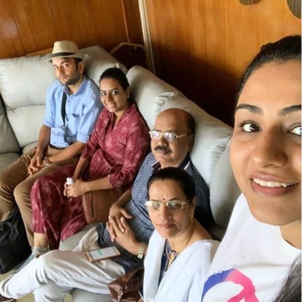 Khushboo Upadhyay vanhempiensa, aviomiehensä ja sisarensa kanssa
