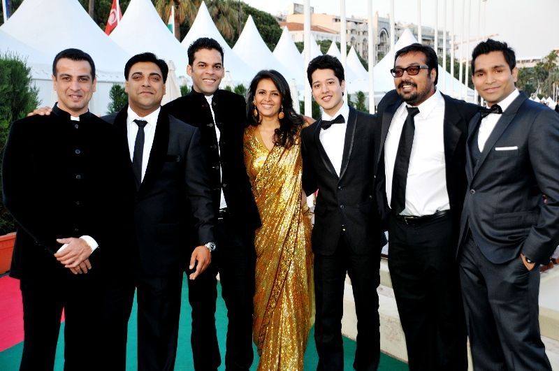 Vikramaditya Motwane com o elenco de Udaan em Cannes