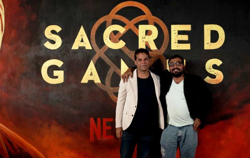 Vikramaditya Motwane con Anurag Kashyap en el lanzamiento de Sacred Games Season 2